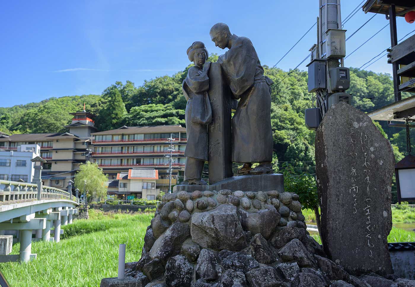 三朝小唄の像